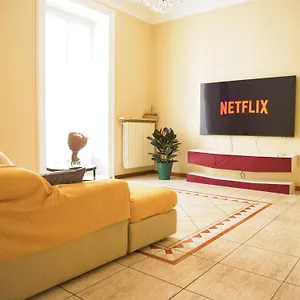 Wonderful Downtown Apartment-hd Netflix, King-size Bed, Two Minutes' Walk From Metro , Milan Italy